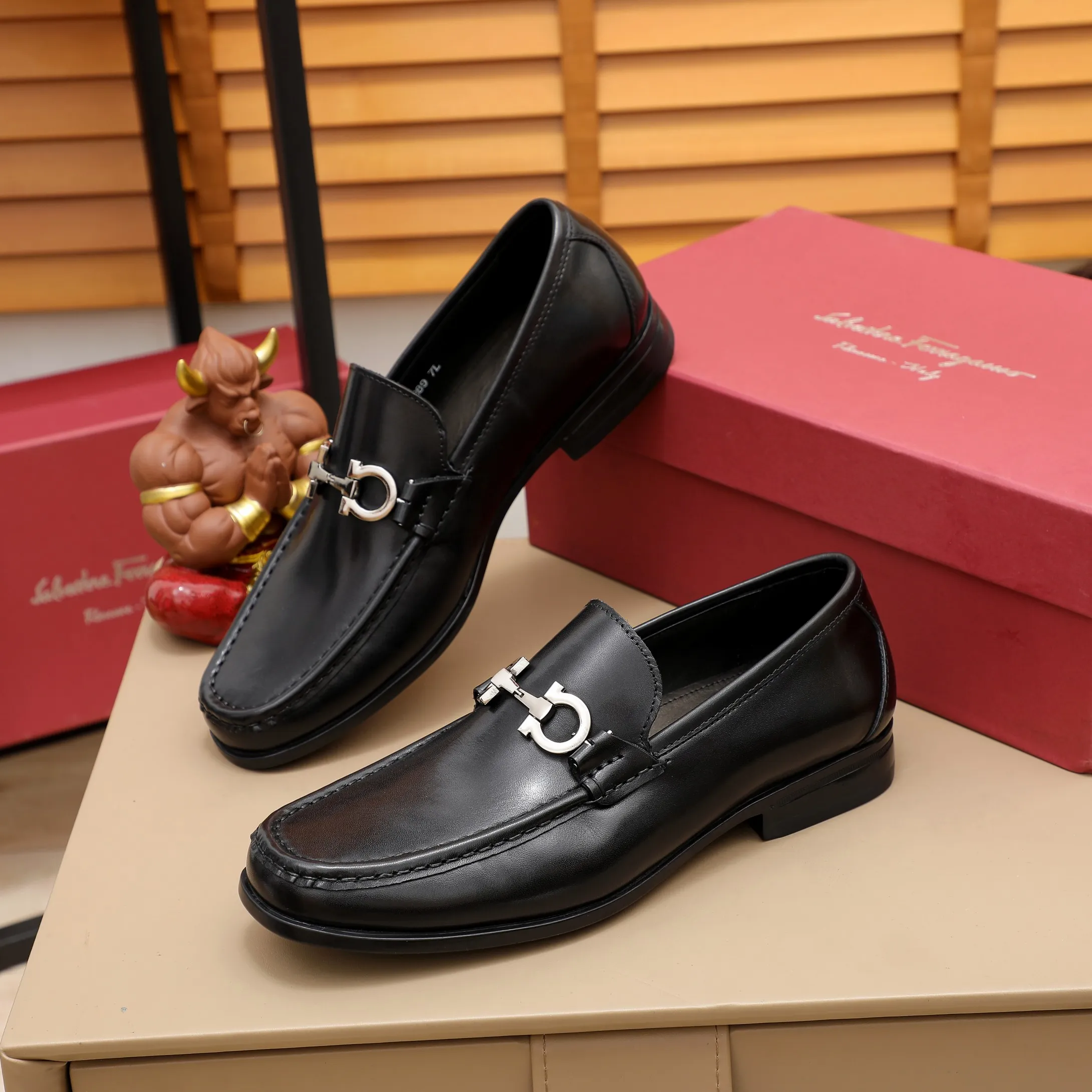 Men's shoes 💰540 🕷🕷🐂【Ferragamo】Ferragamo Popular fashionable casual shoes🇨🇳Official website counter 1:1 production, original mold opening💯Good quality visible, imported high-end first-layer waxed calfskin, water-dyed🐂leather lining🌿very clear texture, high-quality waterproof, non-slip and wear-resistant outsole🎋high quality and low price, truly handmade🍓Black optional! Code number 38-45……
